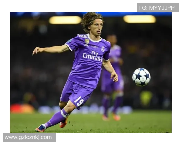 身着蓝色战袍的足球巨星在绿茵场上尽显非凡风采